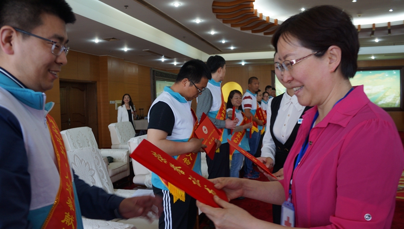 副市长潘青为造血干细胞捐献志愿者颁发证书和奖金