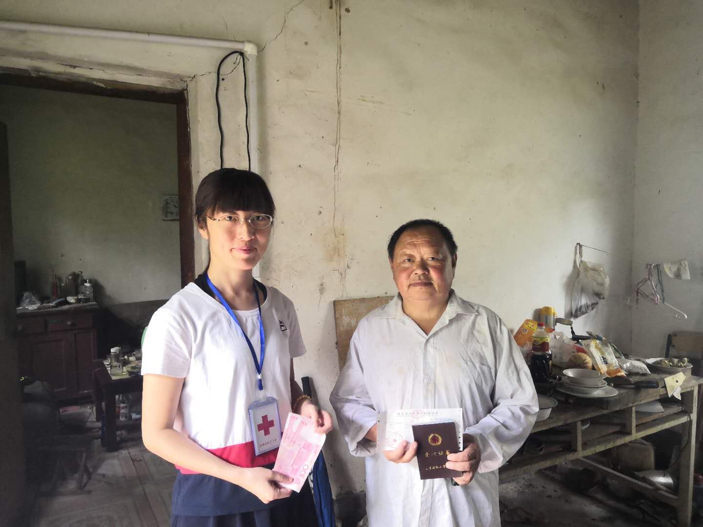 8月30日一早，市红十字会工作人员来到滨州经济开发区里则办事处菜园董村，接收村民董会良向台风灾区的捐款200元，这也是自本报发出《市红十字会  市委市直机关工委 支援台风受灾地区募捐呼吁书》之后接到的第一笔捐款。董先生今年56岁，家庭并不宽裕，平时在外做保安，每月工资仅1000余元。董先生说，只想为灾区献一份爱心，尽一点微薄之力。