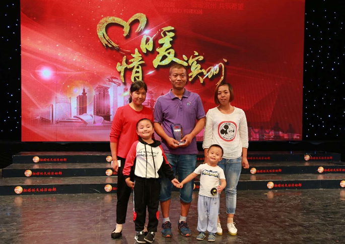 李岩家庭和患者杨熠及母亲合影