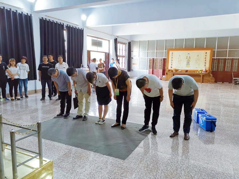 红十字会工作人员向捐献者鞠躬致敬