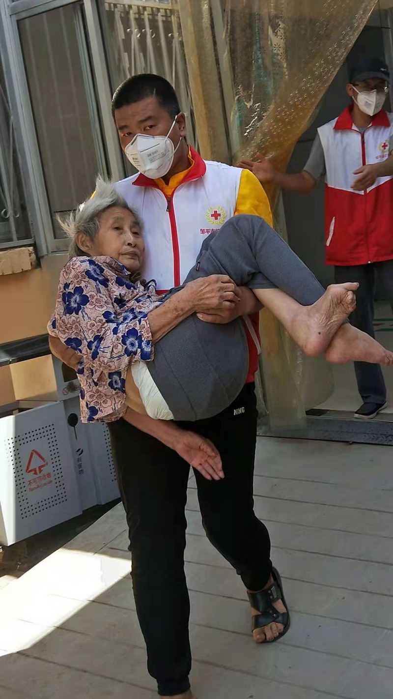 邹平市红十字志愿者参与转移群众工作