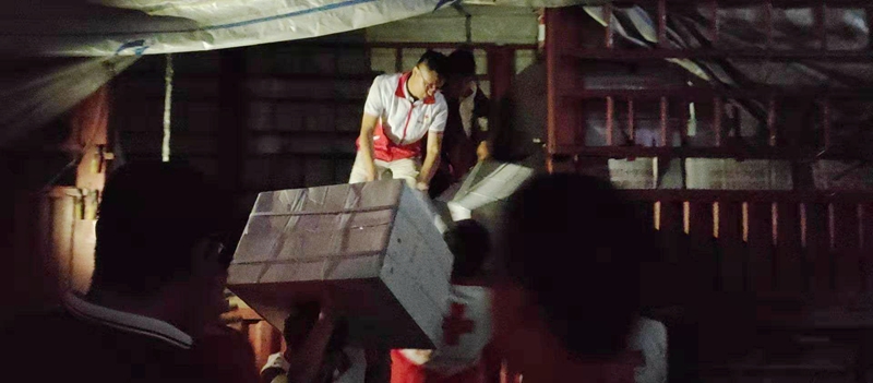 邹平市红十字志愿者深夜装卸救灾物资