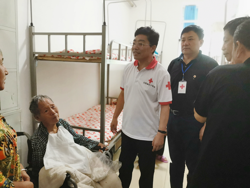 8月14日，省红十字会党组成员、副会长刘卫堂带领省红十字会赈灾救济部、备灾救灾中心负责人到邹平市看望受灾群众