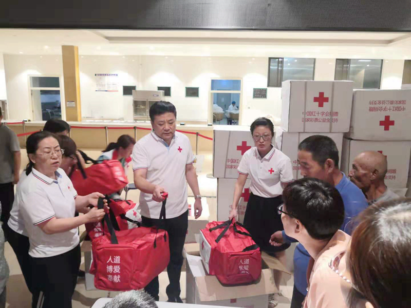 8月15日，市县两级红十字会在博兴县湖滨镇美厨安置点为受灾群众发放家庭包