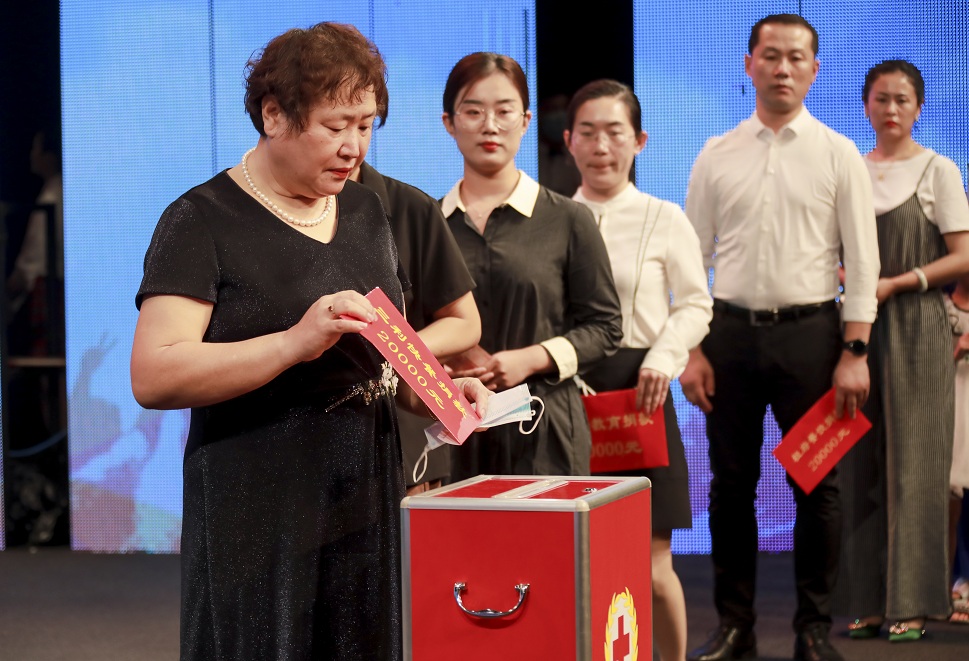 现场的爱心企业、爱心人士或上台捐款、或扫码募捐，用他们各自的方式为孩子们献上一份爱心、援助、祝福和希冀。